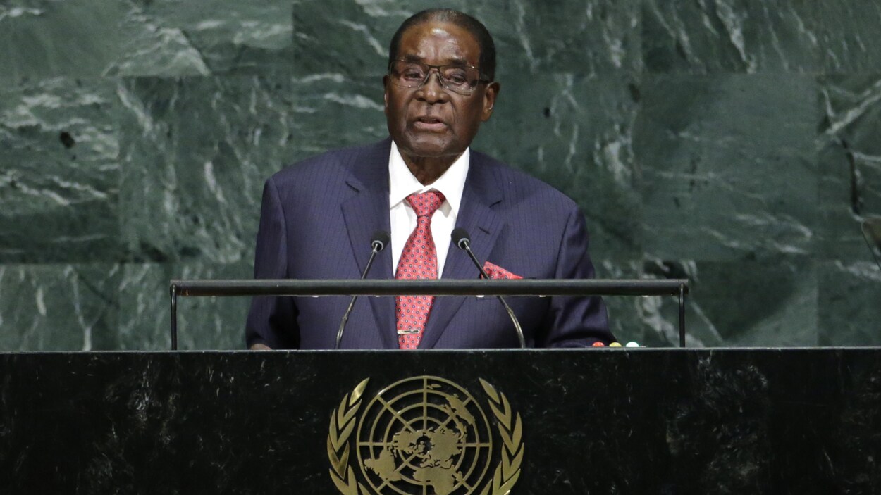 Le président zimbabwéens, Robert Mugabe, au lutrin, pendant son discours à la 72e Assemblée générale des Nations unies en septembre 2017. Le président zimbabwéens, Robert Mugabe, au lutrin, pendant son discours à la 72e Assemblée générale des Nations unies en septembre 2017.
