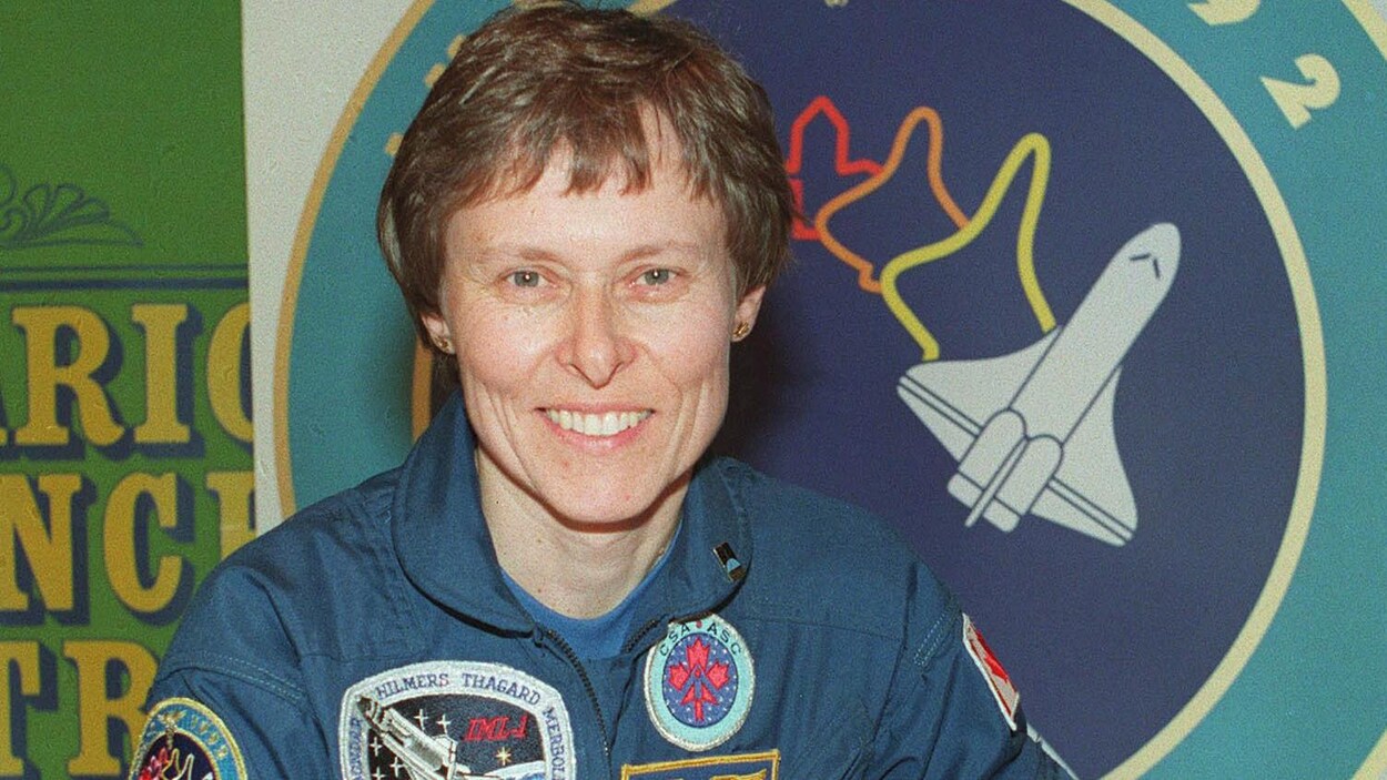 L'astronaute Roberta Bondar devant une affiche de l'Agence spatiale canadienne L'astronaute Roberta Bondar devant une affiche de l'Agence spatiale canadienne