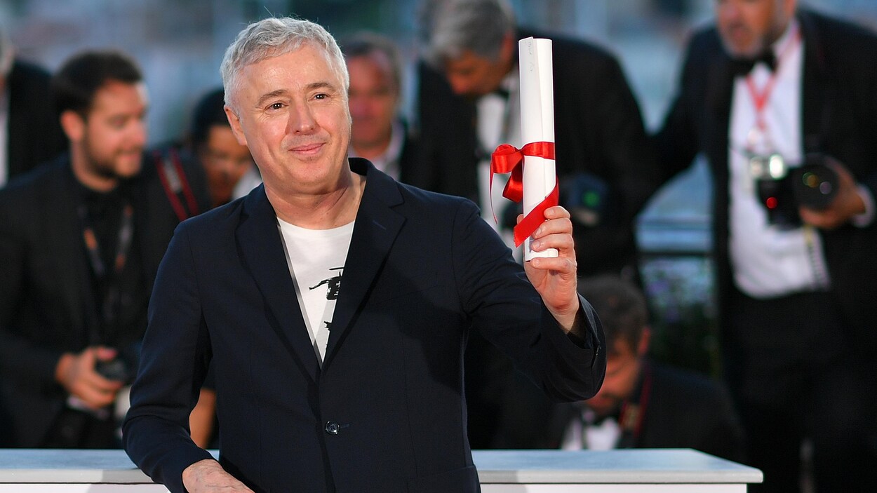 Le réalisateur du film «120 battements par minute», Robin Campillo, tenant le Grand prix qui lui a été décerné au Festival de Cannes en 2017.