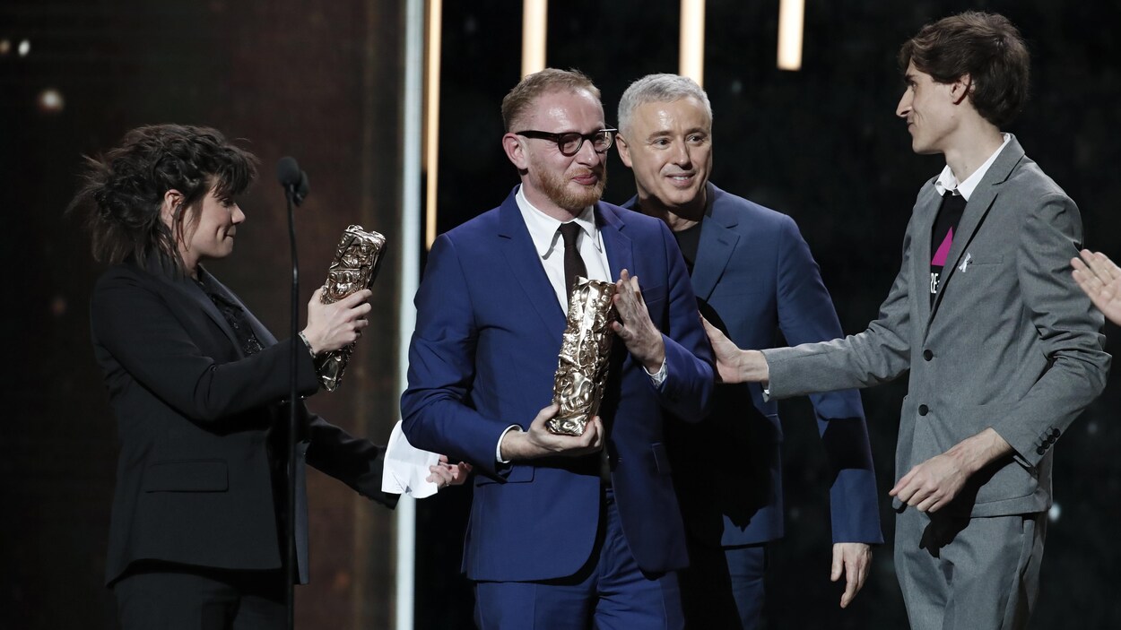 Les producteurs Marie-Ange-Luciani, Hugues Charbonneau, le réalisateur Robin Campillo et le président de l'association Act Up Rémy Hamai, après avoir remporté le prix du meilleur film, lors de la cérémonie des César.