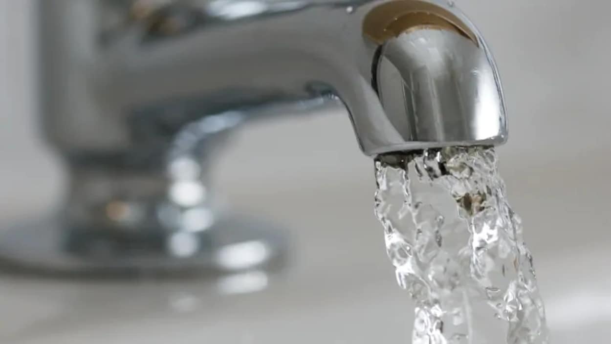 De l'eau s'écoule d'un robinet.