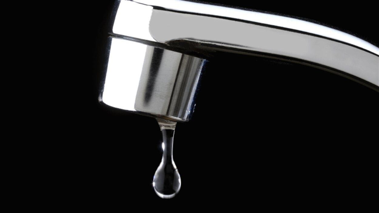 Goutte d'eau sous un robinet