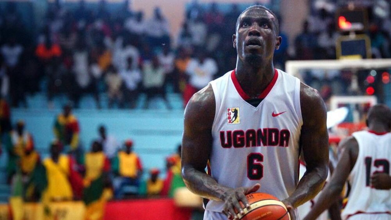Robinson Opong lors d'un match de l'équipe ougandaise de basketball à l'AfroBasket 2017 Robinson Opong lors d'un match de l'équipe ougandaise de basketball à l'AfroBasket 2017