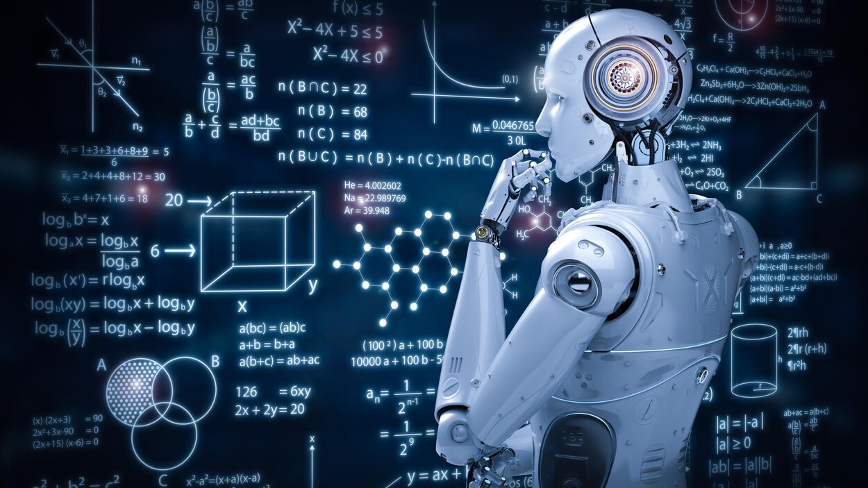 Un robot regarde des algorithmes.