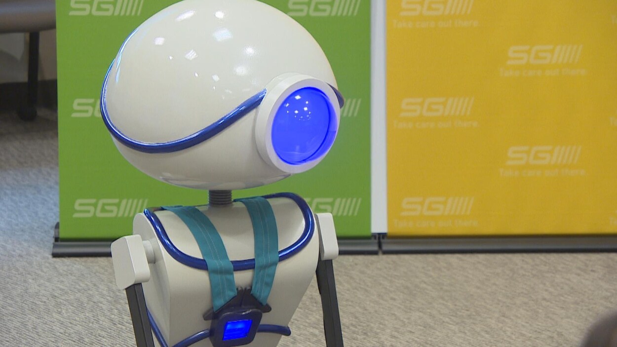 Un petit robot blanc avec au centre de la tête un oeil bleu