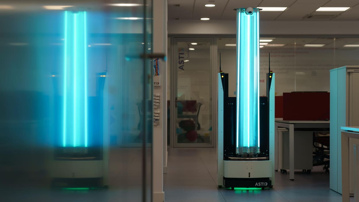 Un robot UV désinfecte l'aire commune d'un bureau.