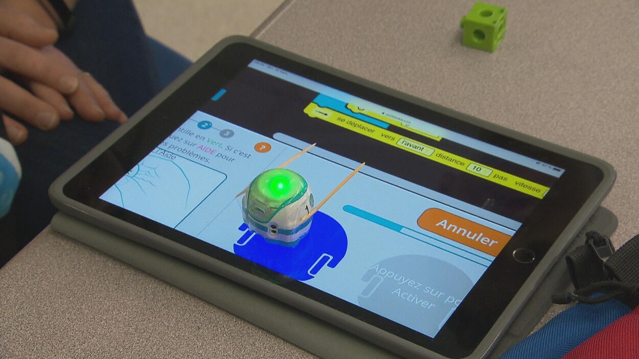 Un petit robot sur une tablette électronique.