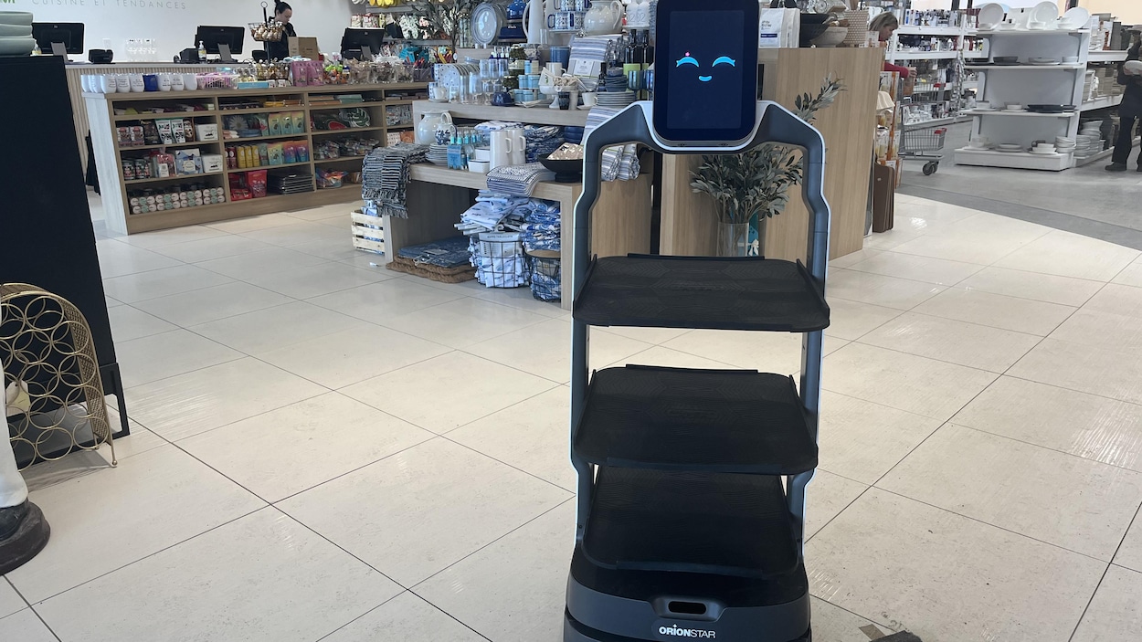 Un robot avec des plateaux dans un magasin de cuisine.