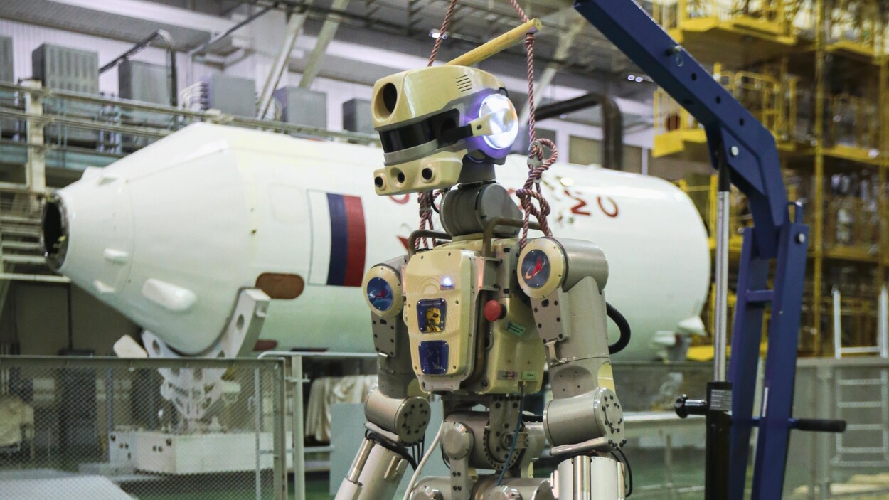 Le robot humanoïde est porté par une chèvre de levage.