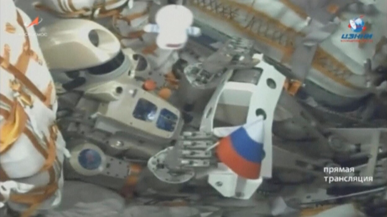 Le robot humanoïde a un petit drapeau russe à la main.