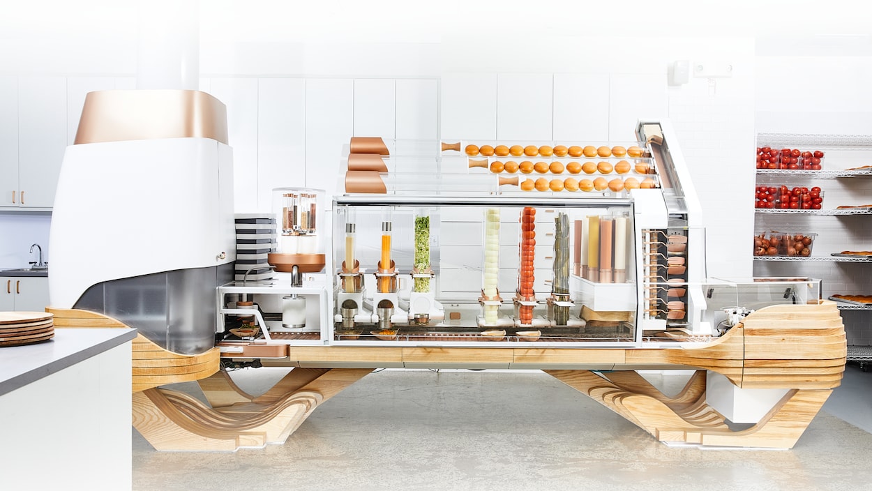 Une photo montrant le robot de Creator, avec ses tubes d'ingrédients à hamburger. Une photo montrant le robot de Creator, avec ses tubes d'ingrédients à hamburger.