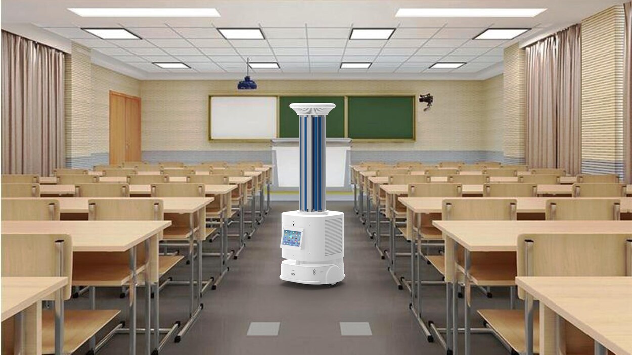 Le robot dans le milieu d'une allée de classe.