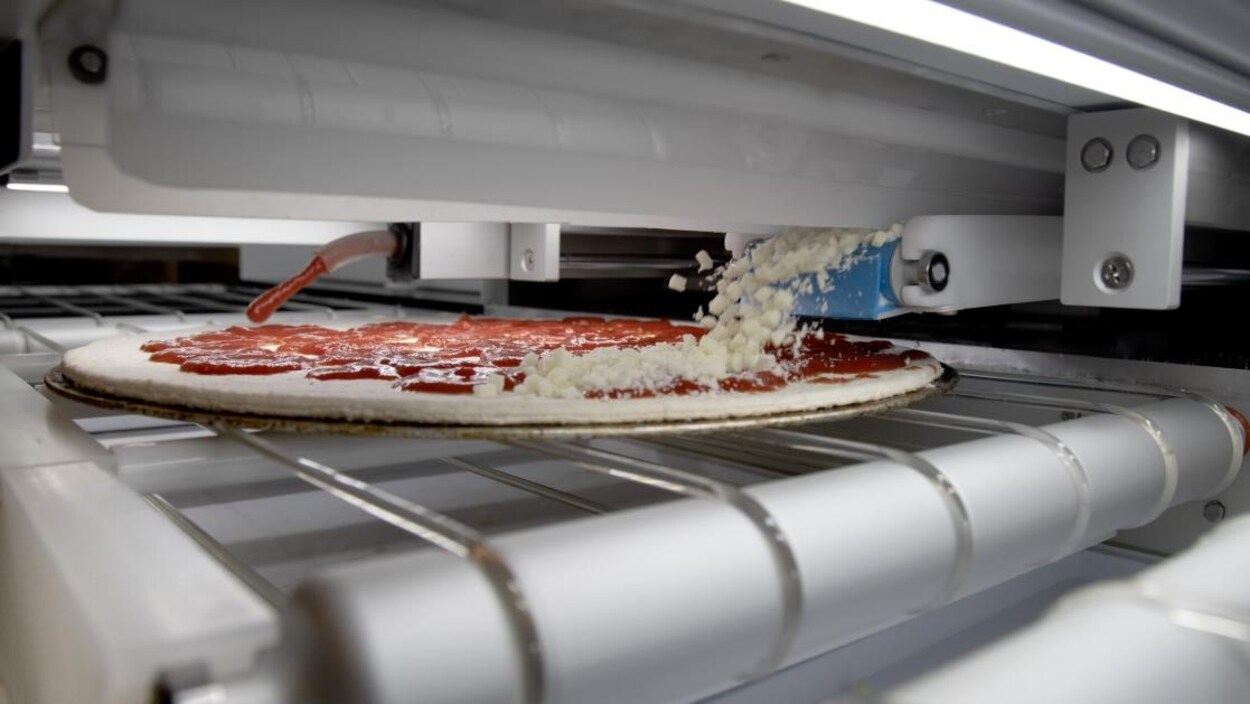 Ce robot peut préparer 300 pizzas par heure RadioCanada.ca