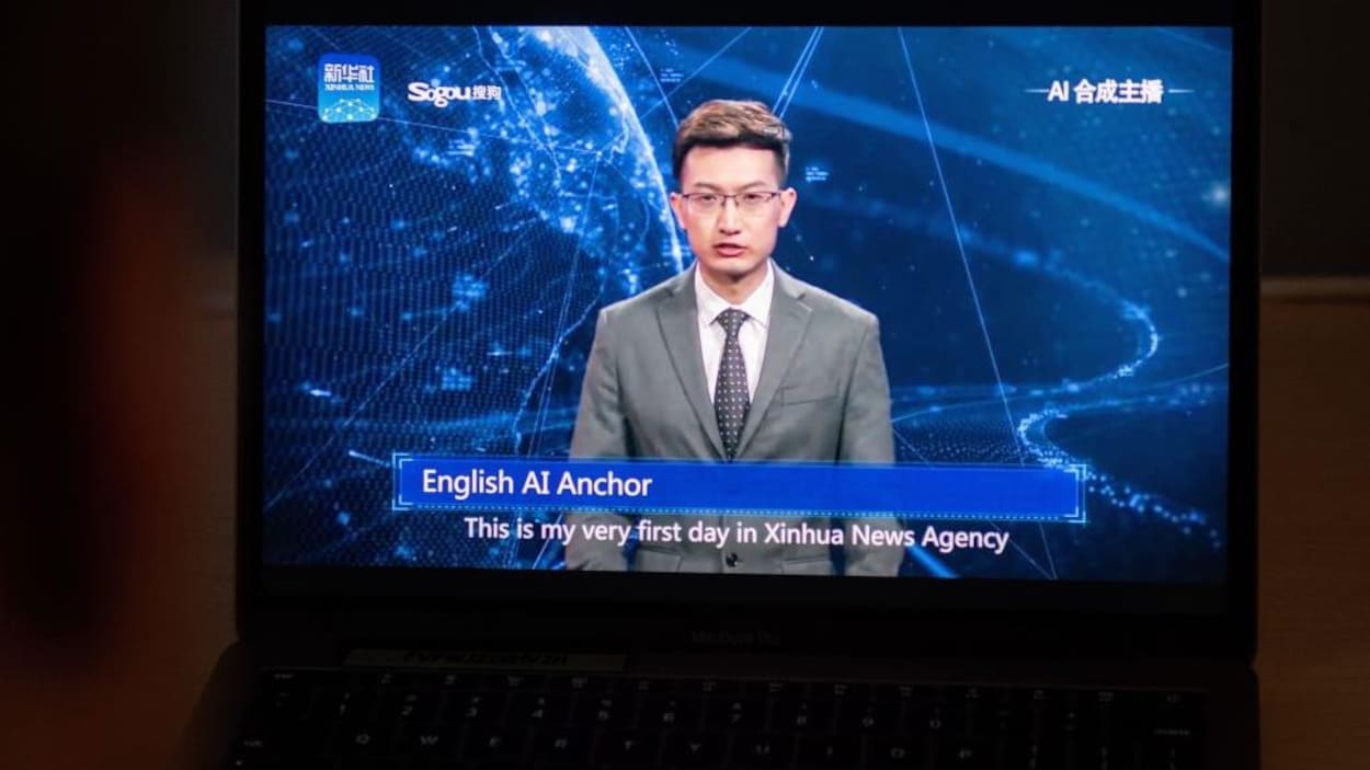 Un homme robot, vêtu d'une veste grise et portant des lunettes, lit les nouvelles en anglais. Un homme robot, vêtu d'une veste grise et portant des lunettes, lit les nouvelles en anglais.