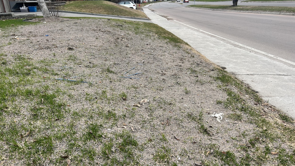 Plus de roches sur les terrains au printemps? Saguenay défend son nouvel abrasif