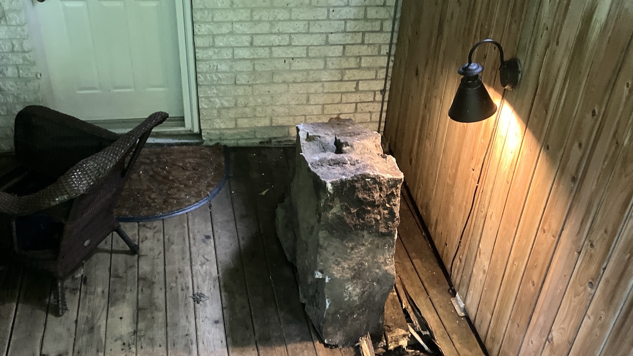 Des Lavallois en quête de réponses après la chute d’une roche d’une tonne sur une terrasse