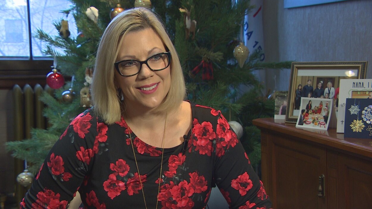 Rochelle Squires, dans son bureau au palais législatif du Manitoba, en entrevue de fin d'année avec Radio-Canada