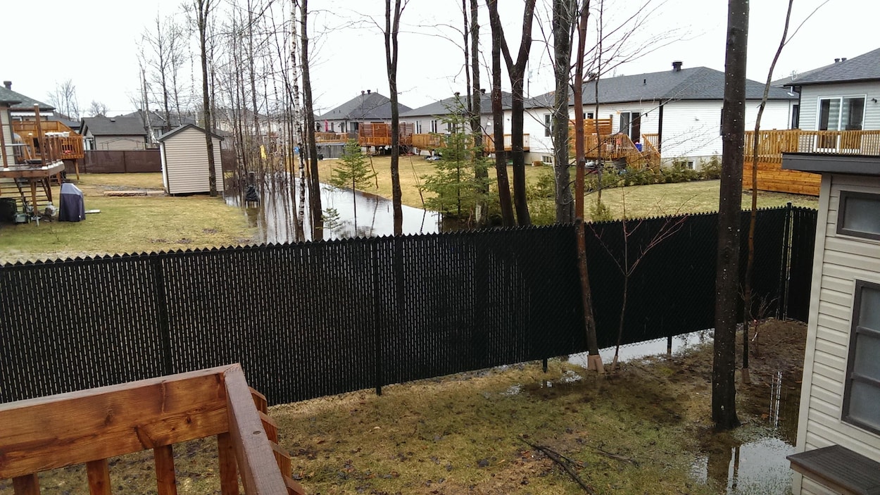 André Tessier, qui habite sur la rue Hervé, à Rock Forest, dit subir le même problème de forte accumulation d’eau sur son terrain à chaque période de pluie ou de fonte des neiges.