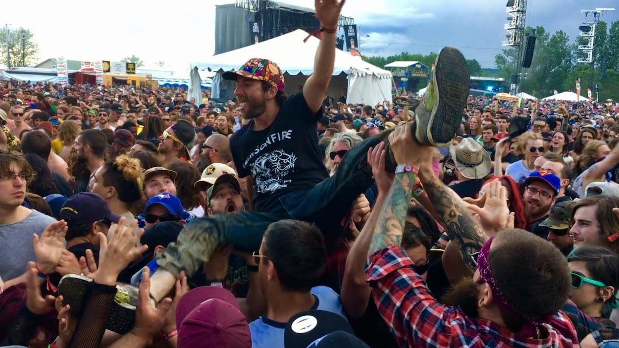 Un homme fait du «bodysurfing» lors du Rockfest à Montebello. Un homme fait du «bodysurfing» lors du Rockfest à Montebello.