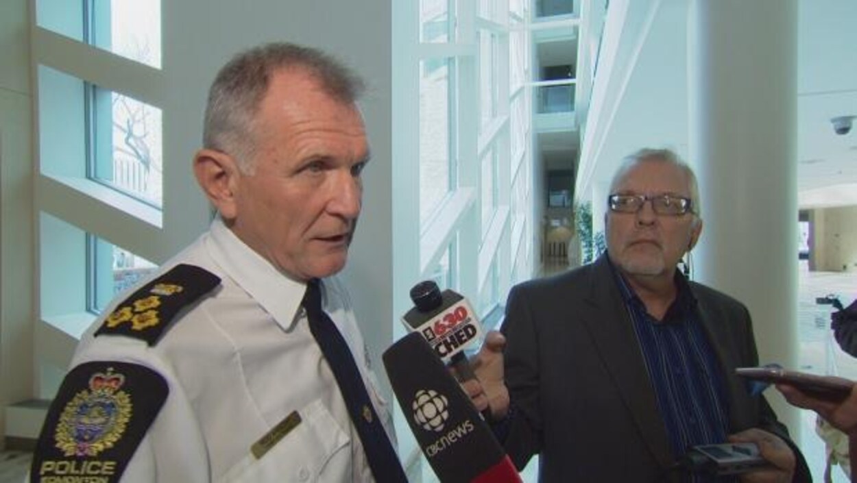 Le chef de police d'Edmonton, Rod Knecht, est en entrevue avec des journalistes, en mêlée de presse. Le chef de police d'Edmonton, Rod Knecht, est en entrevue avec des journalistes, en mêlée de presse.