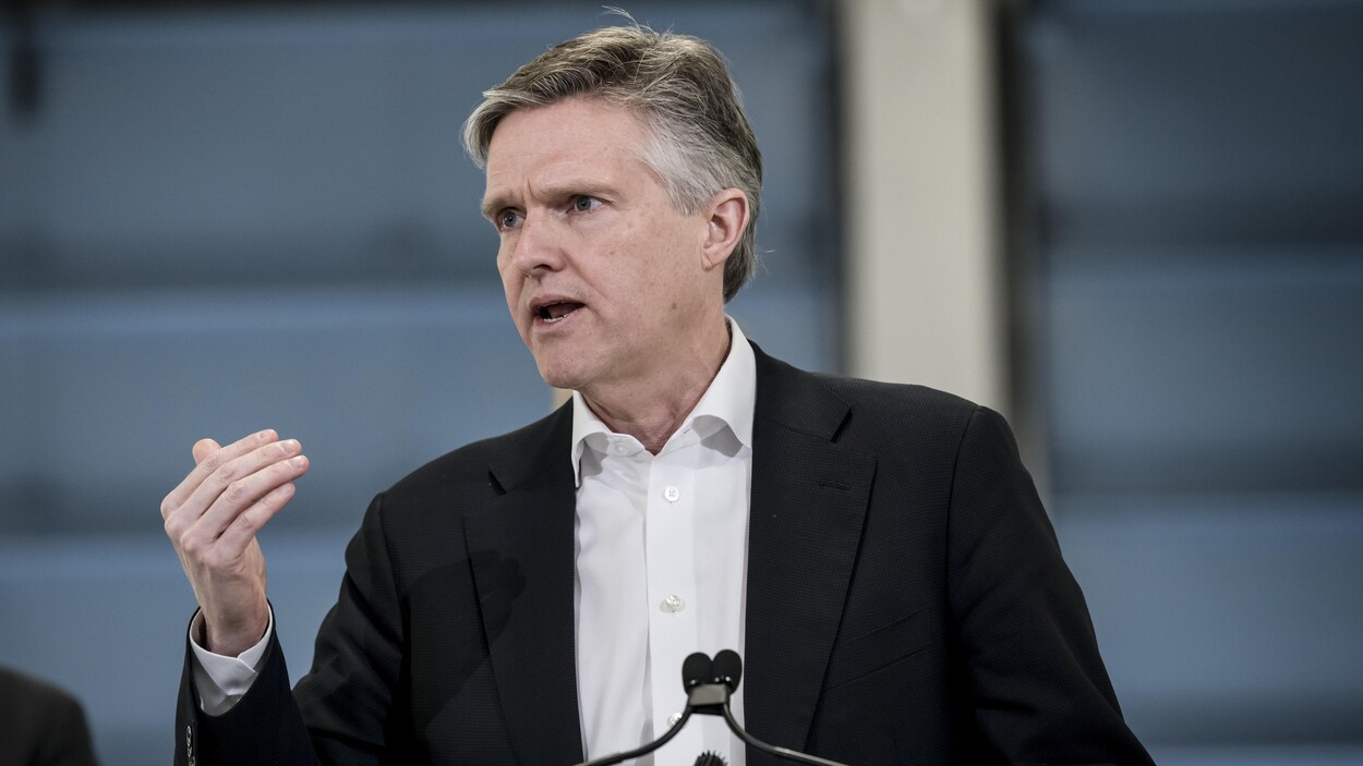 Le ministre Rod Phillips au micro en conférence de presse