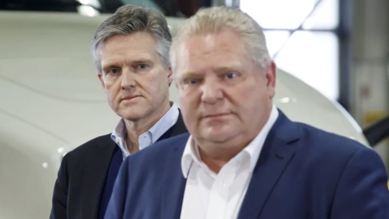 Deux hommes, Doug Ford et Rod Phillips, sont debout.