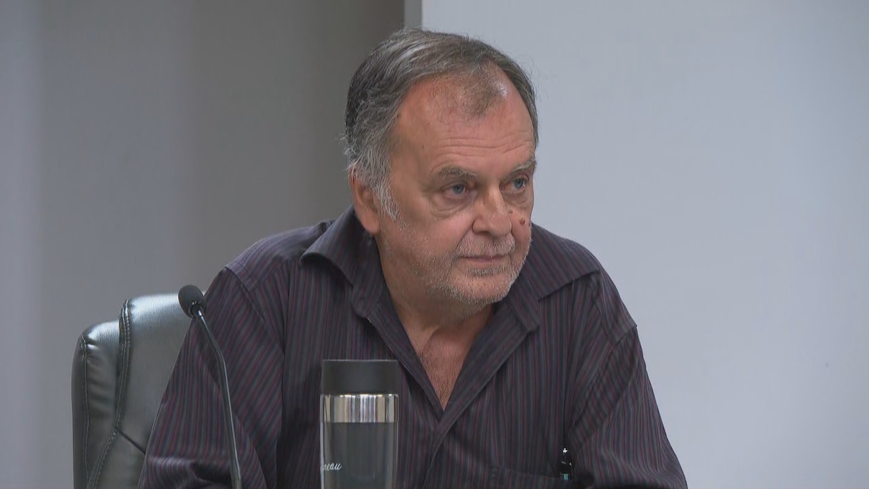 Roger Blanchette lors de la conférence de presse.