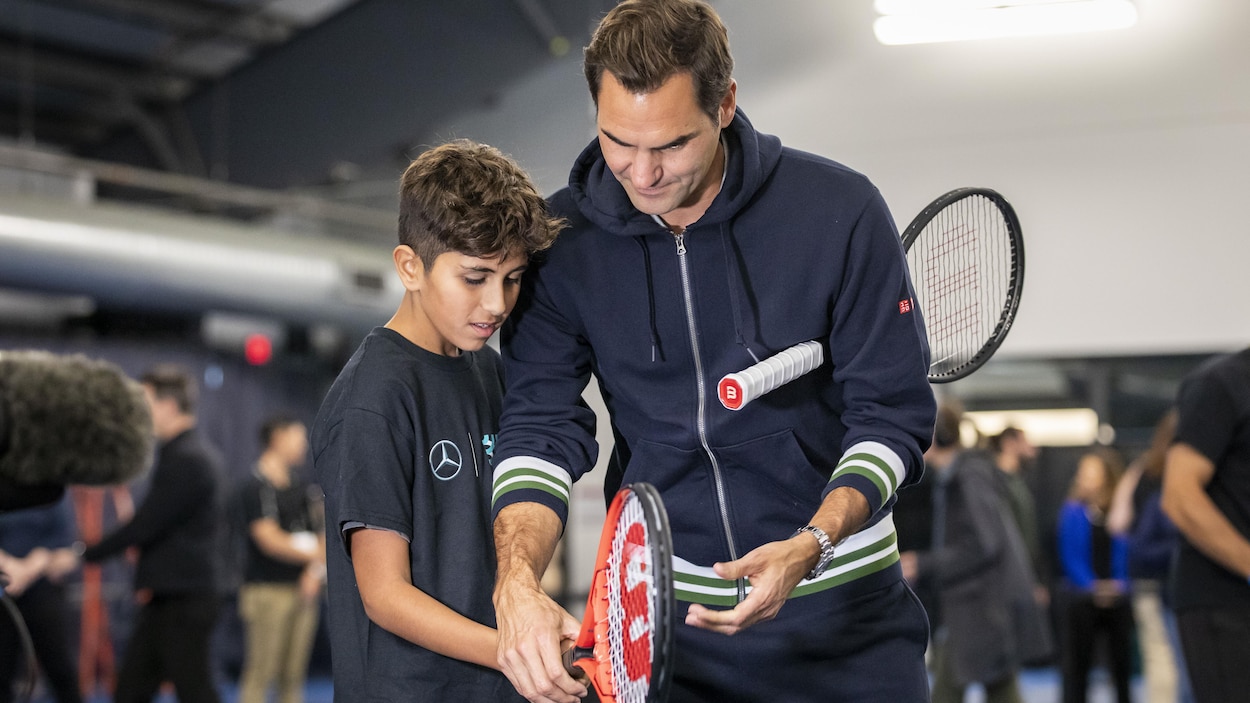 Roger Federer Surprises Young Tennis Fans in Vancouver