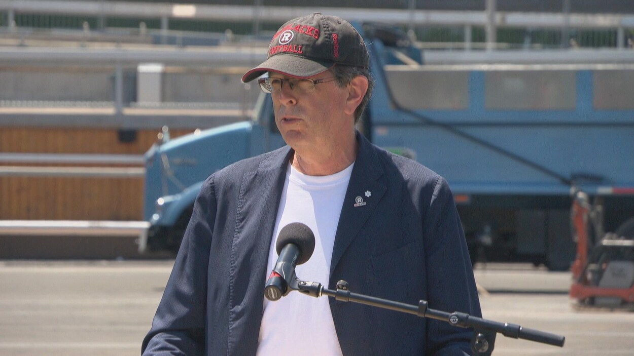 Roger Greenberg lors d'une conférence de presse extérieure