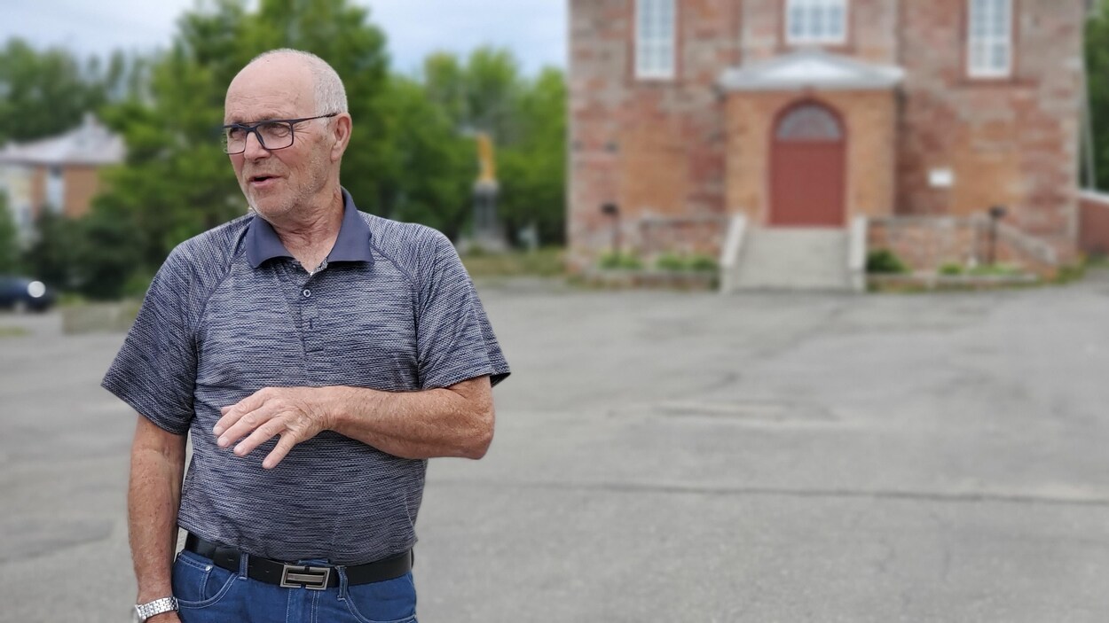 Roger Martin parle, devant l'église de Saint-Mathieu-de-Rioux.