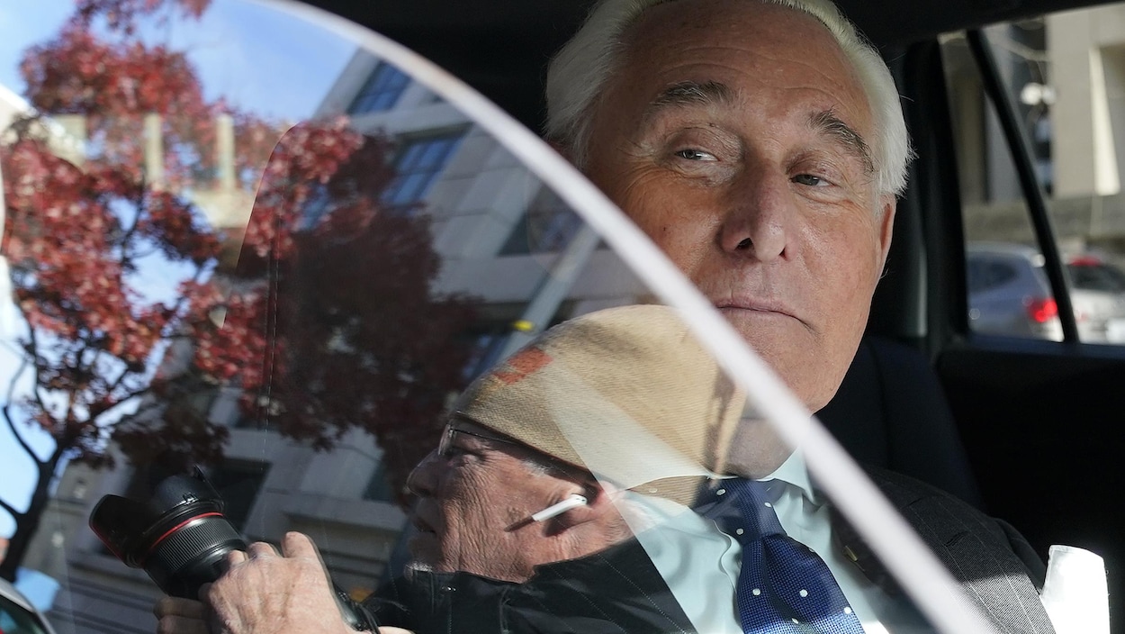 Roger Stone est assis dans une voiture.