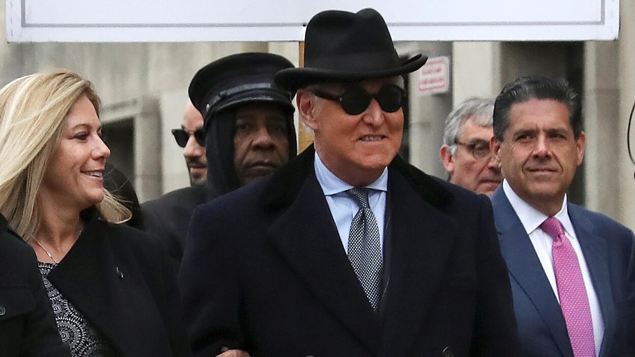 Roger Stone entouré de ses proches alors qu'il arrive au tribunal