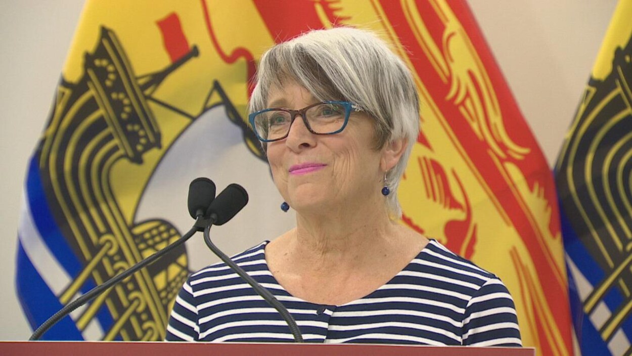 Cathy Rogers donne une conférence de presse. Cathy Rogers donne une conférence de presse.
