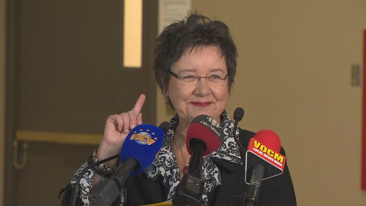 Gerry Rogers donne une conférence de presse
