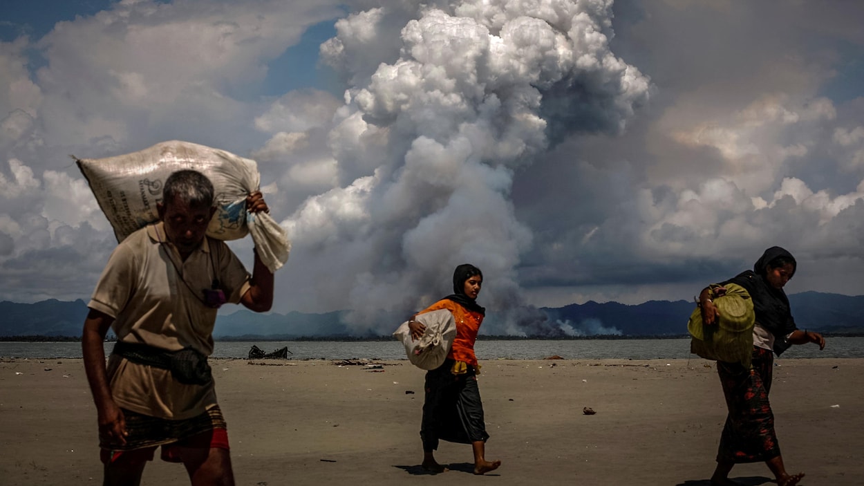 Des réfugiés rohingyas marchent sur le rivage après avoir traversé la frontière entre le Bangladesh et le Myanmar en bateau à travers la baie du Bengale, à Shah Porir Dwip, Bangladesh le 11 septembre 2017.