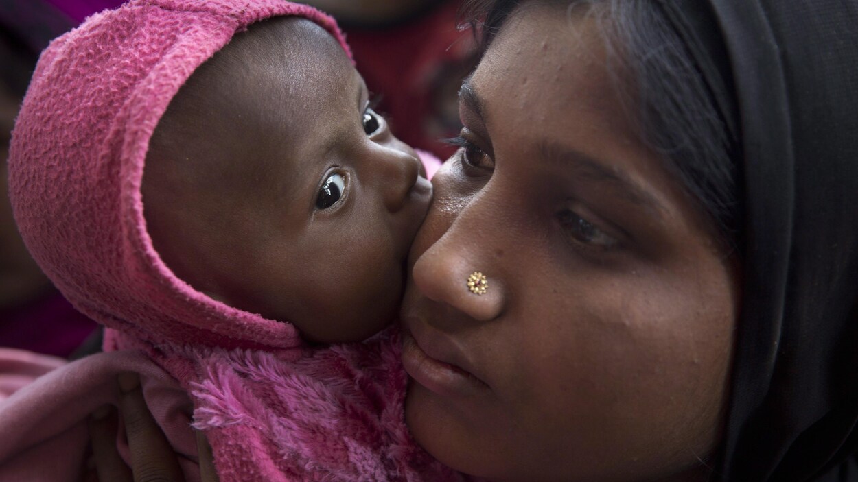 Une réfugiée rohingya et son enfant dans un camp au Bangladesh.