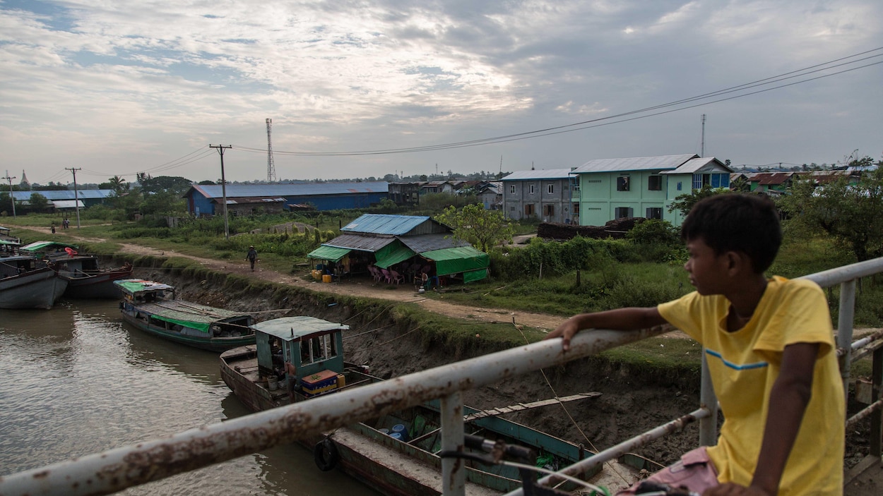 Les anciens camps de déplacés bouddhistes de Rakhine, à Sittwe, au Myanmar, sont devenus une zone villageoise. Les anciens camps de déplacés bouddhistes de Rakhine, à Sittwe, au Myanmar, sont devenus une zone villageoise.
