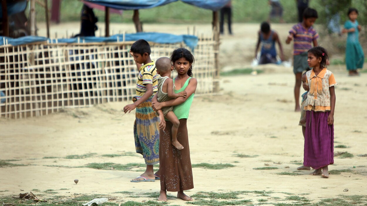De jeunes réfugiés rohingyas dans un camp de déplacés au Bangladesh. De jeunes réfugiés rohingyas dans un camp de déplacés au Bangladesh.
