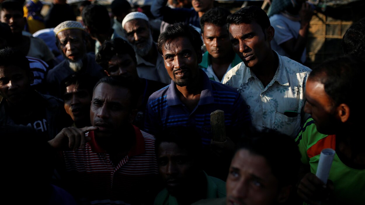 Des réfugiés rohingyas attendent une distribution de nourriture Des réfugiés rohingyas attendent une distribution de nourriture
