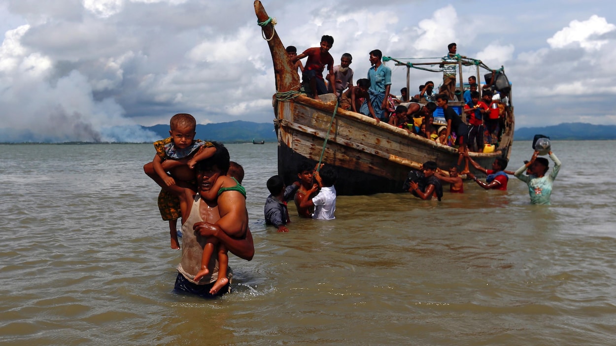 Des Rohingyas fuient la répression militaire au Myanmar Des Rohingyas fuient la répression militaire au Myanmar