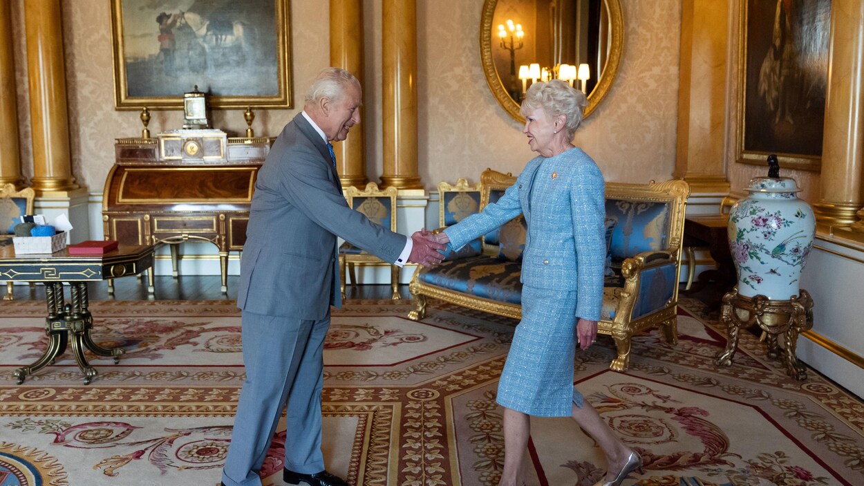 La lieutenante-gouverneure de la Saskatchewan offre de la moutarde au Roi