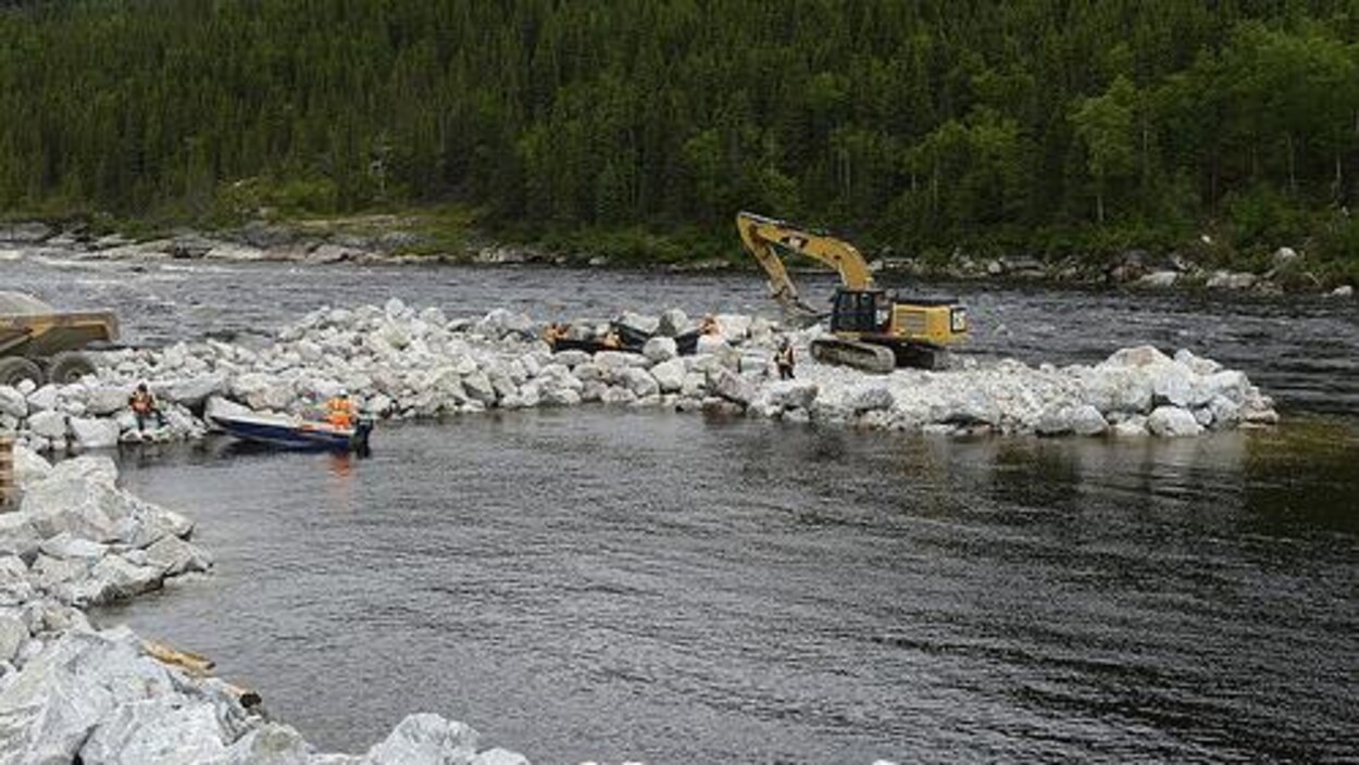 Construction d’un pont sur la rivière Romaine