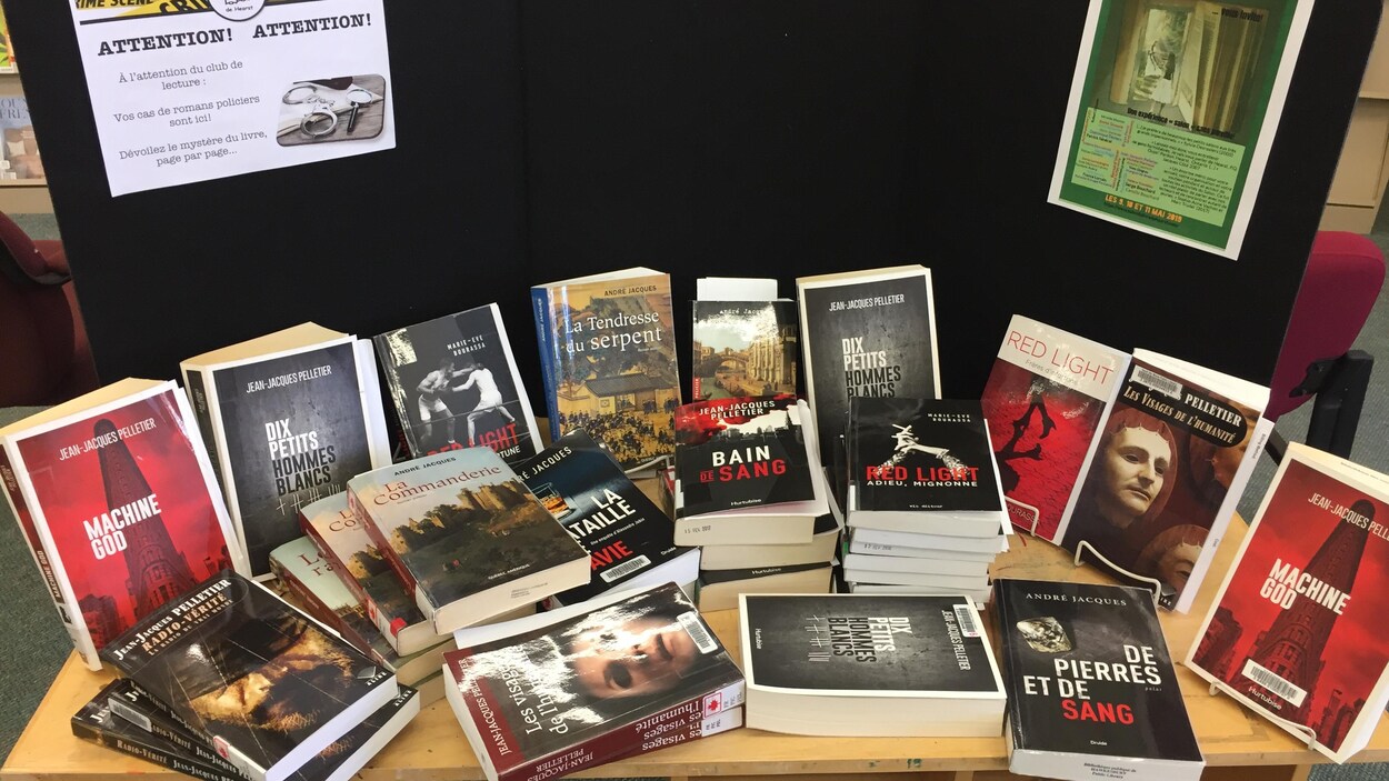 Un étalage de romans policiers.