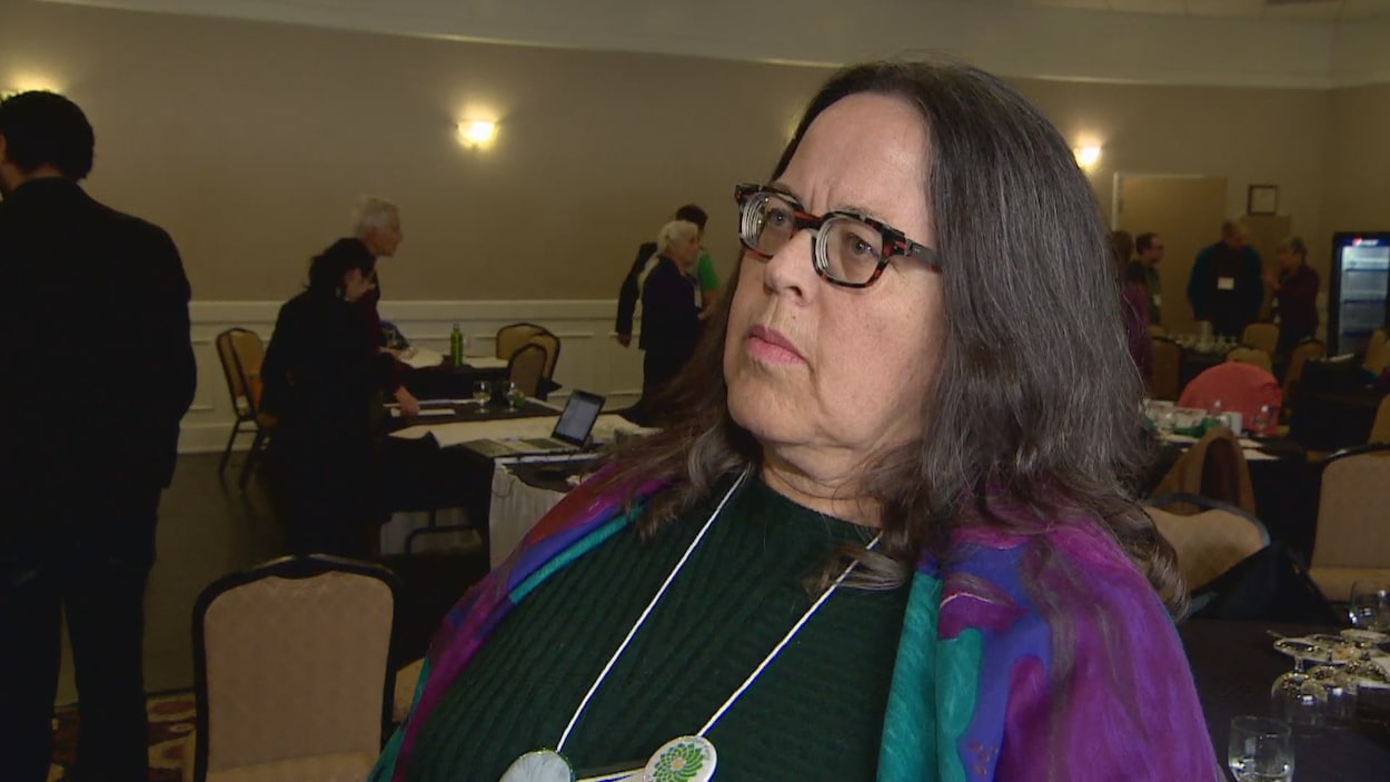 Romy Tittel dans la salle de conférence où elle a été élue, en présence d'autres membres du Parti vert de l'Alberta