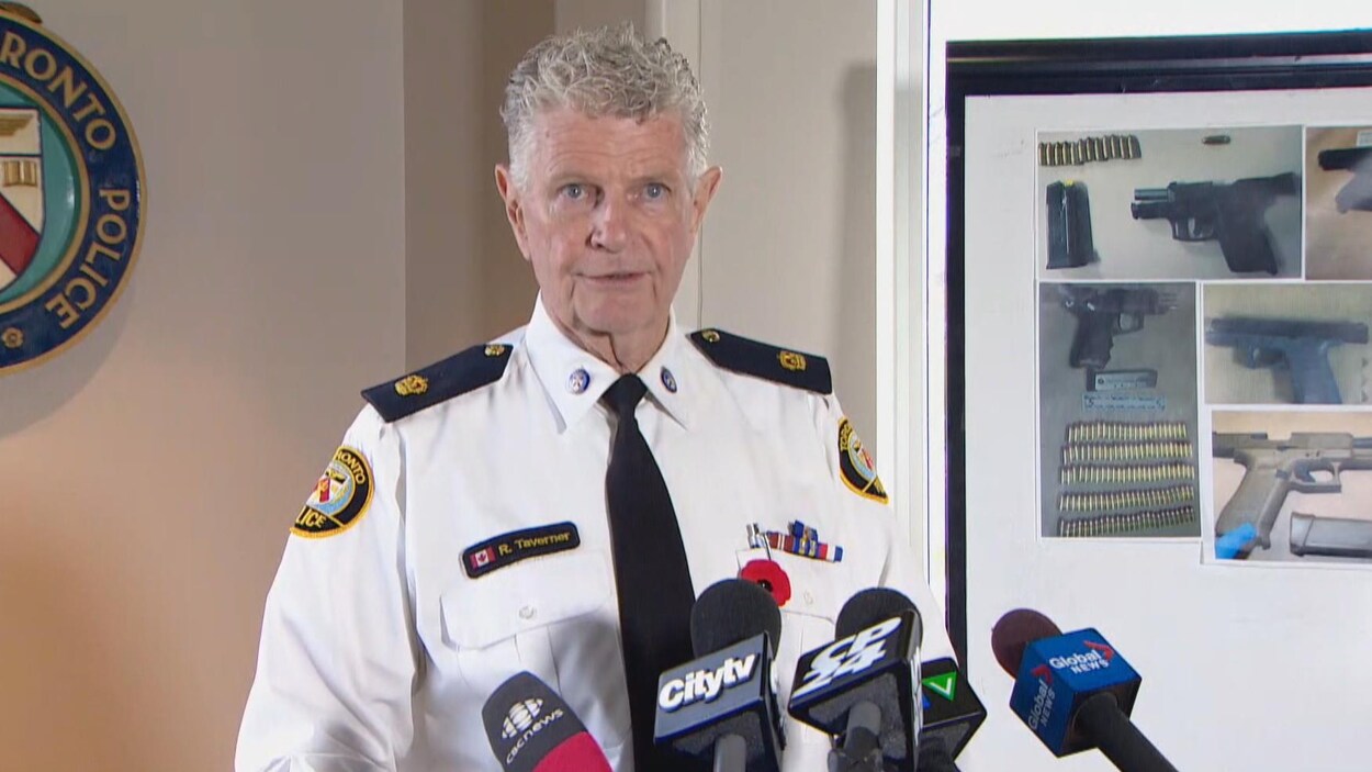 Le surintendant Ron Taverner en point de presse