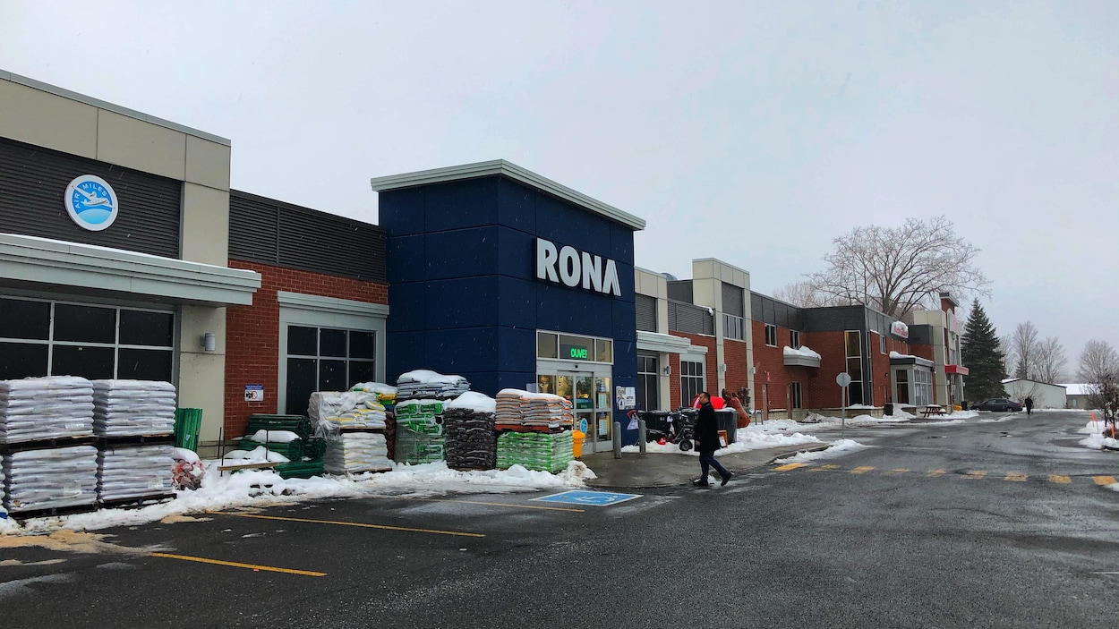 Devanture du Rona de la rue Denison Est, à Granby.