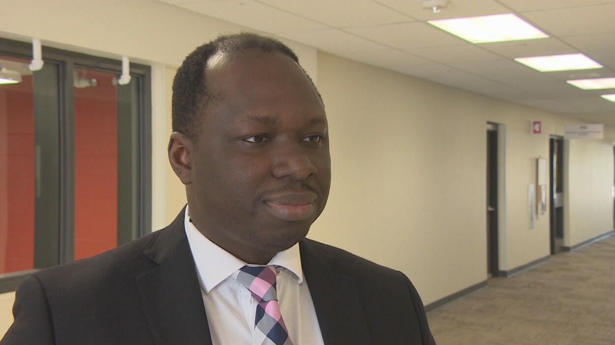 Ronald Ajavon, directeur général du CEF, répond aux questions du journaliste.