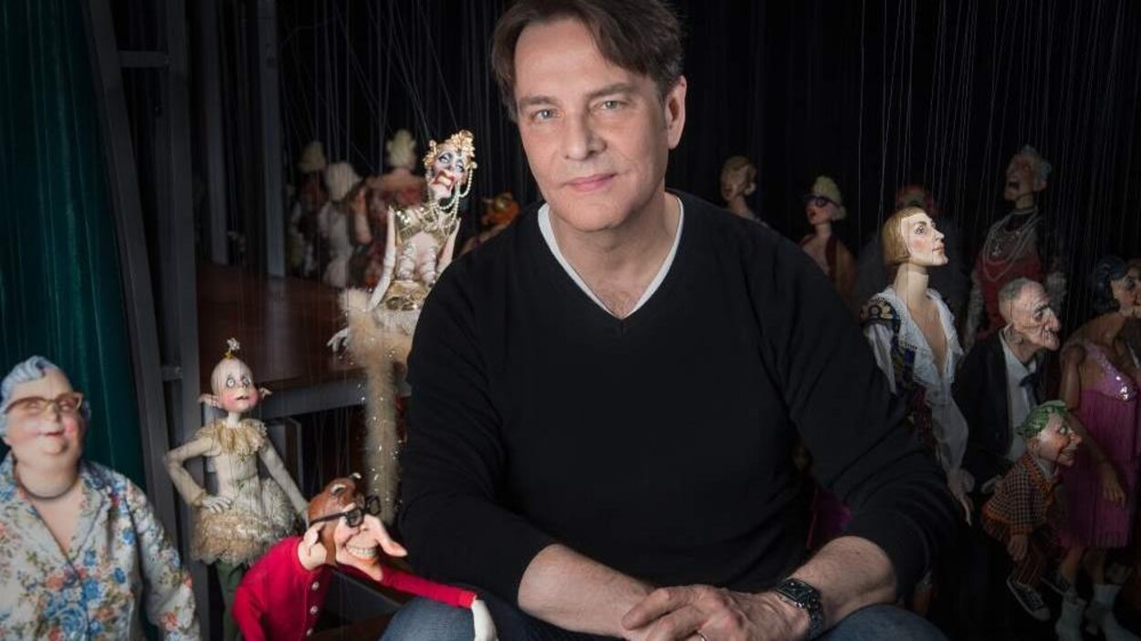 Le réputé marionnettiste Ronnie Burkett présente The Daisy Theater au Diamant jusqu'au 9 novembre. Un homme assis entouré de marionnettes.