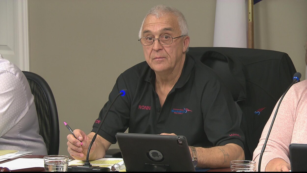 Le maire Ronnie Duguay lors d'une réunion du conseil de la Communauté rurale de Beaubassin-Est.