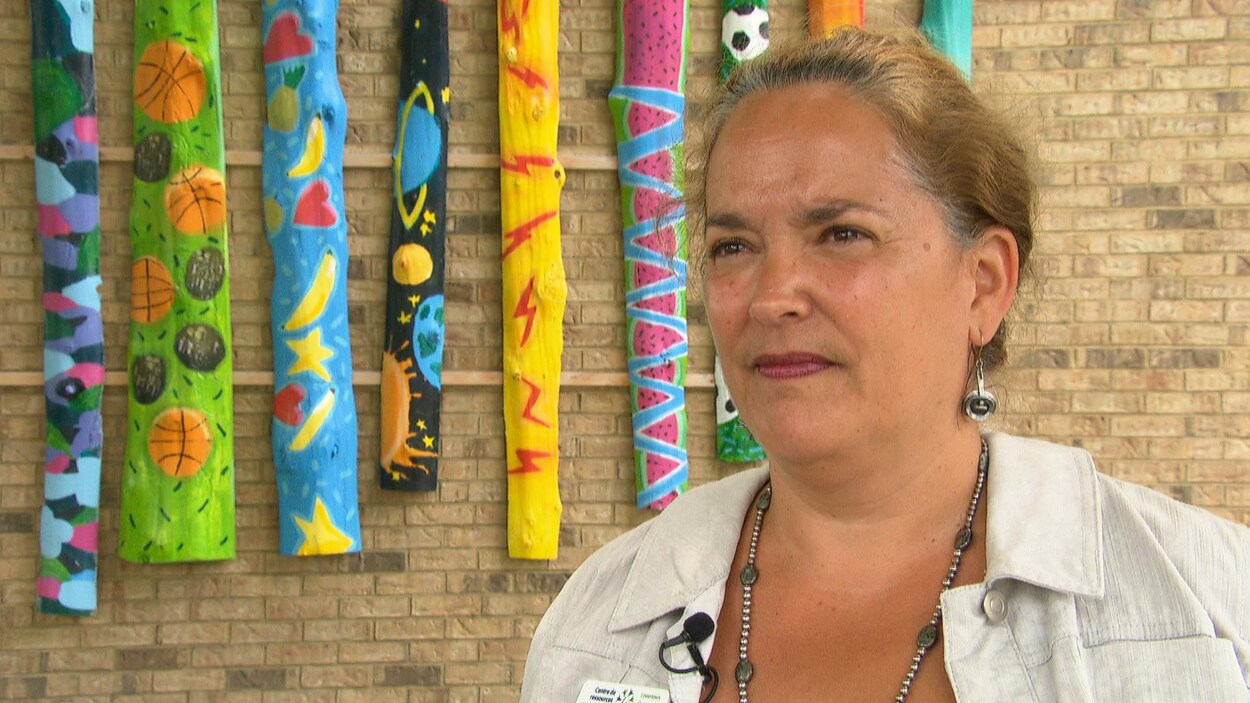 Rosanne Emard, directrice par intérim du Centre de ressources communautaires de la Basse-Ville, à Ottawa, répond aux questions d'un journaliste à l'intérieur du Centre.
